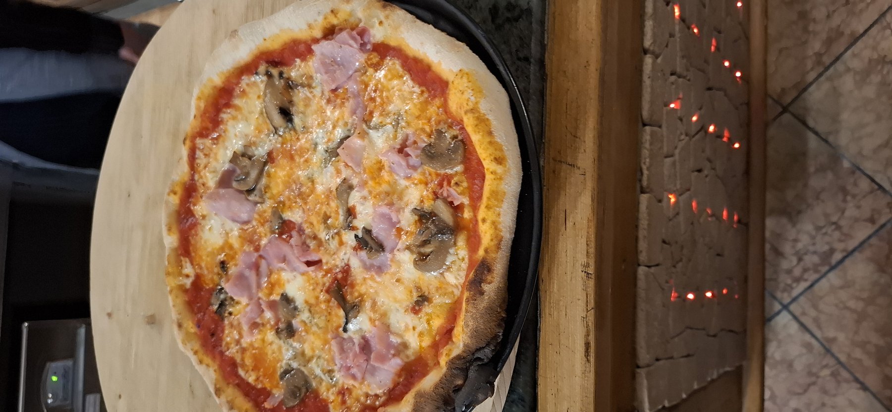 Pizza rossa Angelo d'Oro — prosciutto e funghi
