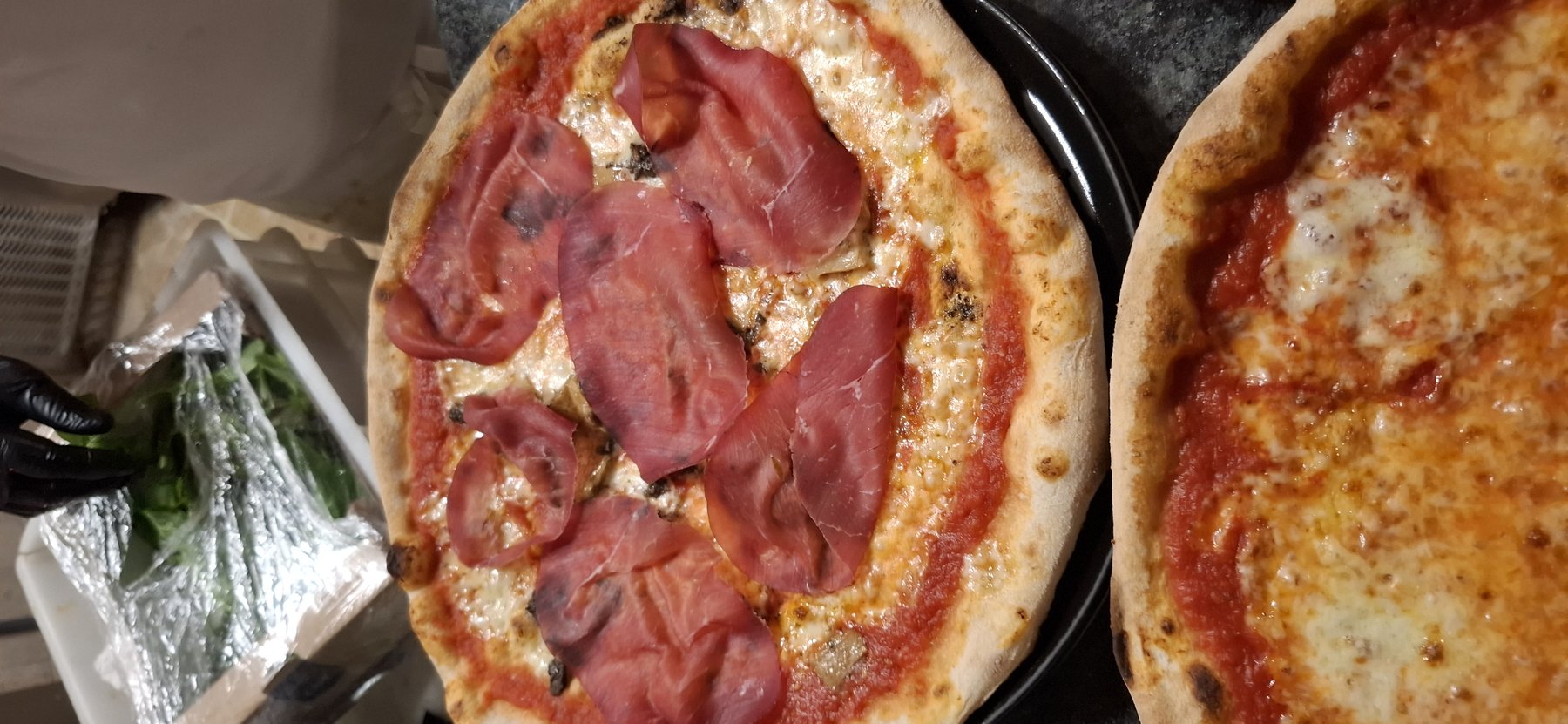 Pizza rossa Angelo d'Oro — bresaola